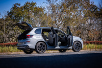 「X5 M60i xDrive」のボディーサイズは全長×全幅×全高＝4935×2005×1770mm、ホイールベースは2975mm。車重は2390kgと発表されている。