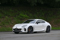 「クリスタルブラック・シリカ」のドアミラーとダークメタリックの18インチホイールが目を引く「BRZ STI Sport」のエクステリア。2023年11月にデリバリーが開始される予定だ。