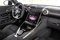 新型「AMG SL」のコックピット。センターコンソールに11.9インチタッチ式ディスプレイを、インストゥルメントパネルに12.3インチのディスプレイを採用するなど、デジタル化を推進している。