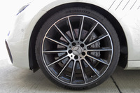 「AMG E43 4MATIC」に装着された「ミシュラン・パイロットスポーツ4 S」。ミシュランの最新フラッグシップタイヤで、モータースポーツで得た技術を取り入れることで、日常使用からサーキット走行までこなせる性能を実現しているとのこと。話題の新製品ということで、編集部に戻ったら皆から「どうだった？」と聞かれた。そりゃもう、安定感バツグンでしたよ。