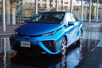 トヨタが2014年11月に発表した燃料電池車「ミライ」。環境負荷の少ないエコカーの開発は、今日も進められている。