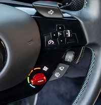 ステアリングスイッチは、はやりの静電式ではなくボタン式になっている。ウインカーやワイパーのスイッチもスポーク付近にレイアウトされる。