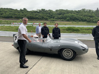 ジャガーの「Cタイプ」と「Dタイプ」のコンティニュエーションモデルには富士スピードウェイのショートサーキットで乗った。