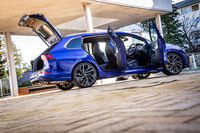 「ゴルフRヴァリアント」のボディーサイズは全長×全幅×全高＝4650×1790×1465mm、ホイールベースは2670mm。ハッチバックの「ゴルフR」よりも全長が355mm、ホイールベースが50mm長く、車高が5mm高い。