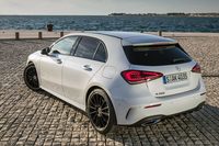 永福：「私は攻撃性がなくていいオシリだと思うんだけどなあ」
	ほった：「でも確かに、あのイカツイ顔をしたクルマのリアビューとはちょっと思えないですね」