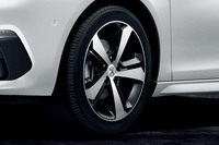 導入特別仕様車「308 GTライン」が採用する17インチアロイホイール＋225/45R17サイズのタイヤ。