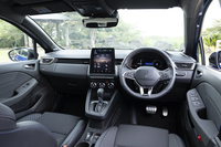 インテリアはダッシュボードやドアパネルをグレーのファブリック張りとすることで、スポーティーでありながら高品質なアルピーヌらしい世界観を表現。縦長のセンターディスプレイも新しい。