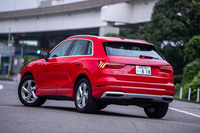 往年の「アウディ・クワトロ」をモチーフにしたというブリスター形状の前後フェンダーを採用。バンパー下部に用いられるシルバーの加飾は、「アドバンスト」グレードの専用アイテムとなる。