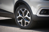 タイヤサイズは205/55R17。試乗車にはクムホのマッド＆スノータイヤ「ソルスKH25」が採用されていた。