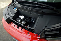 フロントのボンネット下には、パンク修理キットや充電ケーブルが収納される。