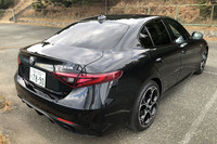 いかにも後輪駆動車っぽいフォルムの「ジュリア」。導入初期のモデルとは異なり、ステアリングを切るとボディーがジワッとロールして向きがふわ～っと変わる。そのハンドリングや乗り心地の変化に驚いた。