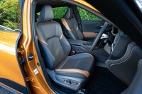 シート表皮はブラウンとイエローブラウンの本革。ヒーターだけでなくベンチレーション機能が標準装備されるのも「RS」の特徴。