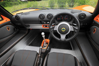 コックピットと呼びたくなるシンプルな造形の運転席まわり。ボディーカラーと同じオレンジ色を配したエアコン操作パネルやトランスミッションコンソールは、オプションの「インテリアカラーパック」によるアイテム。