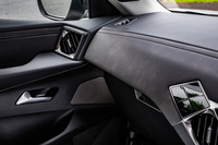 陰影が描かれたアートフィニッシュダッシュボードや、パールトップステッチが目を引く「オペラBlueHDi」のインテリア。エアコン吹き出し口がドアパネル側に設けられているのも特徴だ。