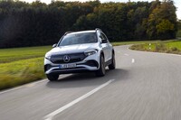 動力性能のうえでは、最高出力228PSの「EQB300 4MATIC」（写真）で十分。ただ、同292PS（215kW）の「EQB350 4MATIC」との差ははっきりと体感できた。