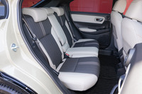 リアシートは足元と膝まわりの空間が先代モデルよりも拡大。同クラスのクルマと比べると圧倒的に広い。