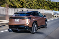 235/55R19サイズの「アドバンV61」タイヤを装着したBEVの「日産アリア」では、静粛性の高さがさらに際立った。しかも、以前アリアの試乗で気になった粗い乗り心地が、アドバンV61との組み合わせでは目立たなくなっていた。