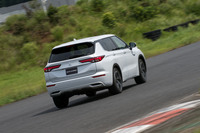 新型「アウトランダー」は総電圧350V、総電力量20kWhのリチウムイオンバッテリーを搭載。新たな冷却システムの採用により、バッテリー性能の安定化も実現している。