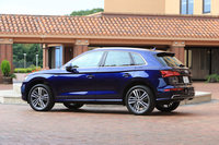 新型「Q5」には「A4オールロードクワトロ」と同じく最新世代のフルタイム4WDシステムを採用。FF走行時にはプロペラシャフトとリアデファレンシャルを後輪から完全に切り離すことで、走行抵抗を低減させる。