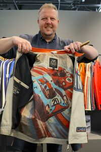 24h Le Mansの最新コレクションから。レザージャケットの裏地の「ポルシェ917」と「フェラーリ512S」は、1970年の映画『栄光のル・マン』を思い出させる。