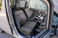 シート表皮はひし形の模様が描かれたファブリック。「ZL」のシートヒーターはFF車は運転席のみ、4WD車は運転席＆助手席と細かくつくり分けられている。