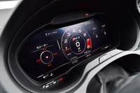 「RS 3スポーツバック」は、液晶タイプのデジタルメーター「バーチャルコックピット」を標準装備。計器類のレイアウトや表示項目などは好みのものに変更できる。