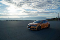 早朝の富士スピードウェイにたたずむ新型「ルノー・メガーヌR.S.」。インポーターのルノー・ジャポンが運転教室系のイベントを主催するのは初めてだそうである。