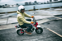 ボディーサイズは全長×全幅×全高＝1365×600×850mmと非常にコンパクト。ライダーがまたがると、ご覧の通り小ささが際立つ。