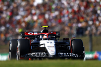 F1で8勝をあげたリカルドの復帰で注目を集めたアルファタウリ。今季これまでチームをけん引し2点を獲得していた角田裕毅（写真）にとっても正念場来るといったところだ。しかし、初日に新型のフロントウイングを壊したことで旧型を装着し戦わざるをえなかったことも影響し、予選ではリカルドに0.013秒という僅差で敗れ、キャリアで初めて4戦連続Q1敗退を喫し17位。リカルドが13番グリッドと好位置を獲得したこともあり、チームの先輩格として悔しさをにじませていた。レースではスタートタイヤにソフトを選択し11位に上がるも、10周目の最初のピットストップでタイヤ交換に手間取りタイムロス。さらにハードタイヤでのスティントで順位を落としてしまい15位だった。（Photo=Getty Images / Red Bull Content Pool）
	 