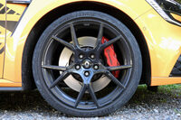 「R.S.」のR.S.たるゆえんは、このタイヤの向こう側にあり！ 転舵軸をホイールの内側に押し込んだダブルアクスルストラットに、ブッシュの代わりにセカンダリーダンパーを仕込んだ「HCC（ハイドロリック・コンプレッション・コントロール）」、4WS……等々、アナログな仕組みで走りを高める、ツウ泣かせな機構が満載されているのだ。