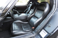 「バイパー」のシートは、いまや懐かしのフワフワ・ツルツル・テカテカのレザーである。巨大なエンジンとトランスミッションを避けるため、乗員は腰から下をちょっと外側にひねって座ることとなる。