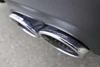 左右4本出しの楕円（だえん）マフラー。「GLA45 S」には専用オプションとして、刺激的なサウンドを発する「AMGパフォーマンスエキゾーストシステム」が用意される。