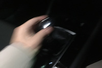 超高速のギアチェンジをかますオレ。最高出力111PSの1.5リッター直4エンジンにも6段MTを用意するあたり、マツダはカーマニアのことをわかってくれている。