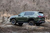 グレードはスタンダードな「LX600」と「LX600“オフロード”」「LX600“エグゼクティブ”」の3種類。LX600“オフロード”は、今のところ日本専用のグレードとなる。