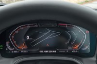 メーターパネルは12.3インチのカラー液晶タイプ。左にスピードメーター、右にタコメーターがレイアウトされており、中央にはカーナビのマップが表示できる。