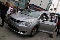 2016年11月、ロサンゼルスモーターショーで。「クライスラー・パシフィカ ハイブリッド」の披露会場。