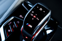 トランスミッションはトルコン式の8段AT。変速プログラムには3つのモードが用意されており、最もスポーティーなモードでは複数のギアを飛び越えたシフトダウンが可能なほか、レブリミットに達しても自動でシフトアップしなくなる。