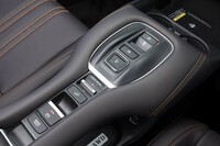 「e：HEV」車のシフトセレクターはプッシュボタン式。「R」は手前に引いて押し込むようになっており、誤操作しづらい。