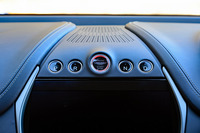 ダッシュボードの上部に備わる、スタートスイッチとシフトのセレクトスイッチ。昨今のアストンマーティンでは、おなじみの光景だ。