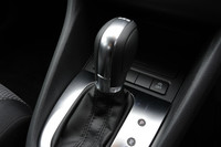 アイドリングストップ機構は、シフトセレクターの前にあるボタンでキャンセルが可能。