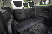 3列目シートは4：2：4の3分割で背もたれを倒すことができるが、床下格納については3座一体で行う。