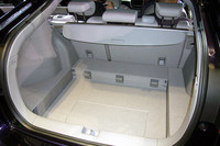 二段式の荷室。フロアボードを105mm落としこんで高めの荷物に対応する。