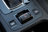 「レガシィアウトバック」には、SUVの「フォレスター」と同じく、エンジンやトランスミッション、4WD、VDCの制御をオフロード向けに切り替える「X-MODE」が装備されている。