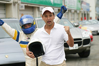 ポルシェ試乗会＠FISCO！　後ろでバンザイするのは、元『CG』編集長にして、現在は自動車ジャーナリストの熊倉重春さん。