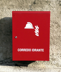 【写真4】消火設備器具の箱。シエナにて。