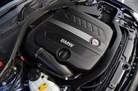 最高出力350ps、最大トルク71.4kgmを発生する「D3ビターボ リムジン」のエンジン。
    