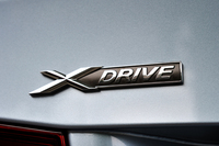 
	4WD仕様「xDrive（エックスドライブ）」は、日本では「320i」だけに設定される。
	