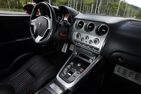 センターコンソールと灰皿の間のプレートには、イタリア国旗のカラーリングがあしらわれる。さらに、オーナーの国籍を示す国旗と名前も、ここに刻まれる。