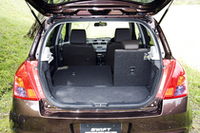 リアシートは6：4の分割可倒式。シングルフォールディング式。