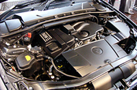 エンジンはごらんのように、かなり奥まった位置にマウントされる。